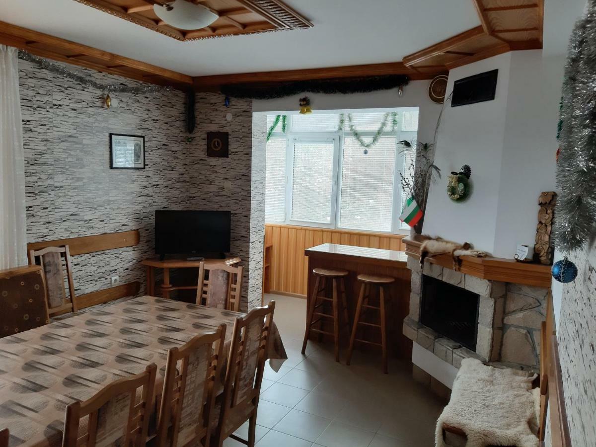 Къща Поколения Trjavna Exteriér fotografie